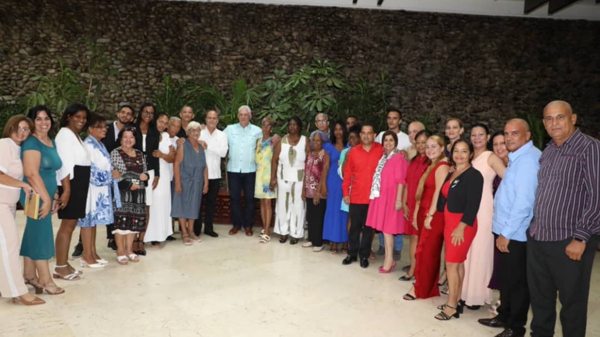 DrRobertoMOjeda's tweet photo. Participamos junto a @DiazCanelB en el acto de reconocimiento por el 66 aniversario de los @cdr_cuba, una organización que constituye garantía de la seguridad de la Revolución y la Patria. Muchas felicidades a quienes fueron homenajeados por su activa participación. #66AñosCDR https://t.co/w1UDfP4Ar0