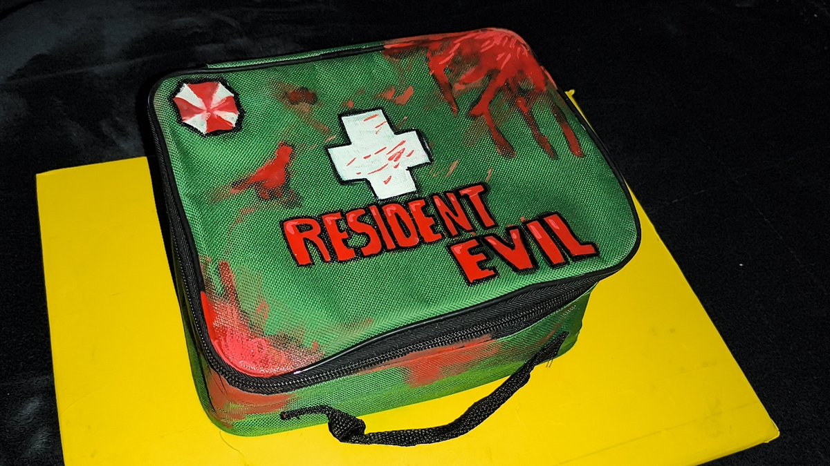 502Art21751's tweet photo. Señores, encontré una mochilita verde que tenía desde hace 2 años, y no me aguante las ganas de hacer lo que mejor hago, tener cosas icónicas.
#ResidentEvil #ResidentEvilBryan #zombies #virust #residentevilzombies https://t.co/IvOcP4pTia