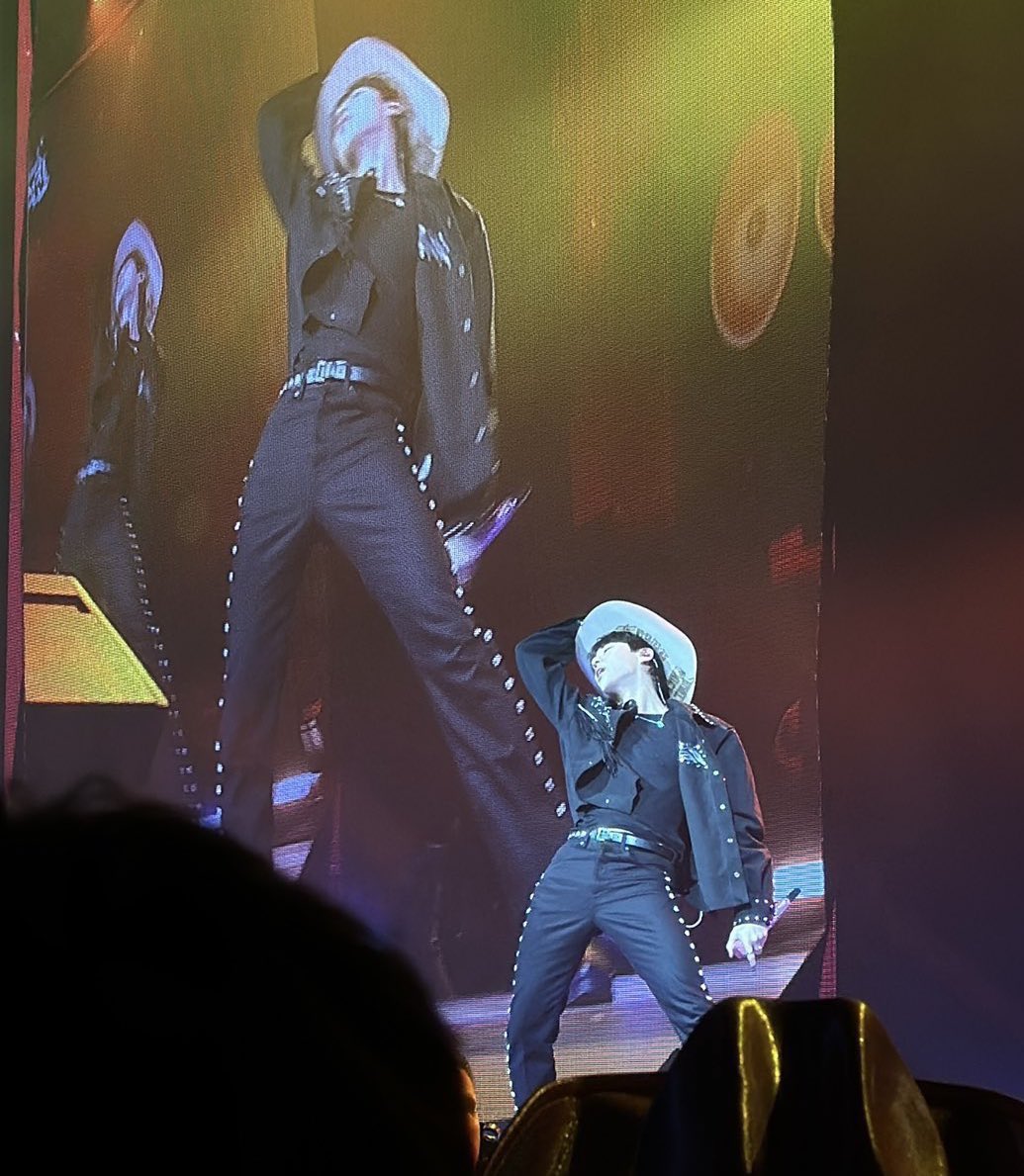 1jin_rr's tweet photo. I wanna go back to Jin’s tour… https://t.co/xzidAficAo