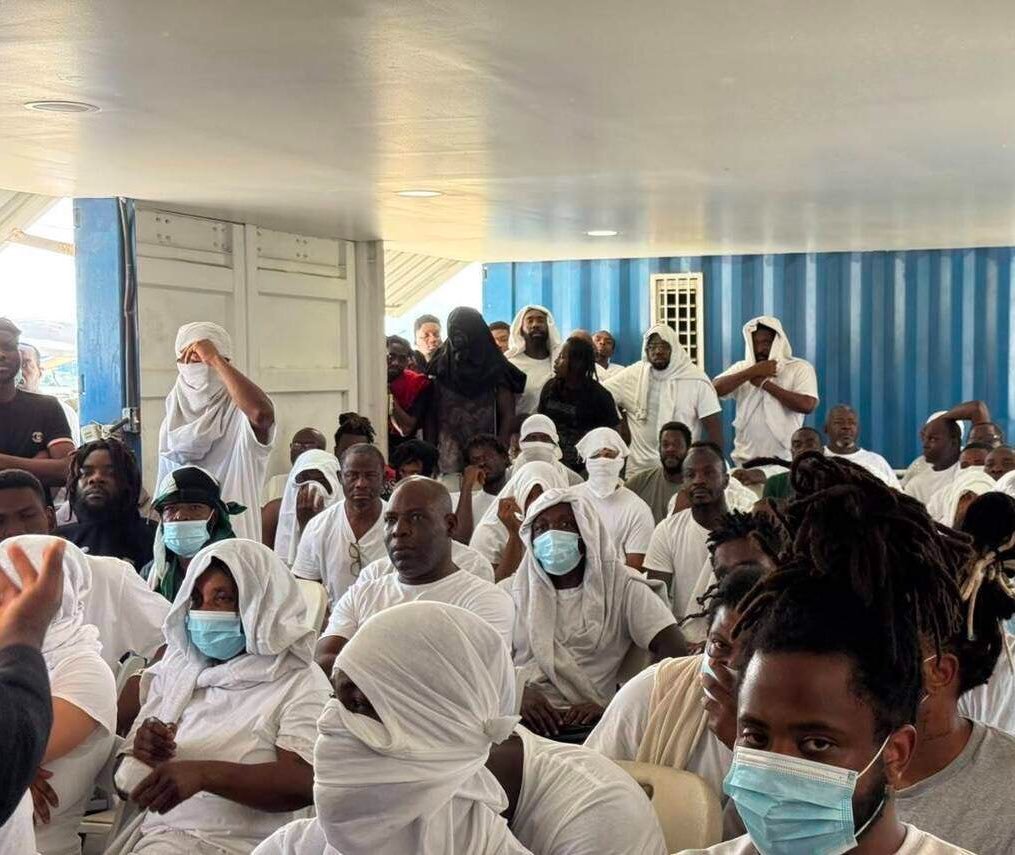 kreyolenfo's tweet photo. 🚨DYASPORA| Sèvis imigrasyon ameriken depòte, jodi a, 38 ayisyen. Konpatriyòt sa yo te debake nan ayewopò entènasyonal OKap la. Ofis Nasyonal Migrasyon (ONM) bay chak sitwayen sa yo yon asistans 25 000 goud, ansanm ak yon espas pou yo repoze pandan 24 èd tan avan yo ale lakay yo. https://t.co/DAlTj4hlnN
