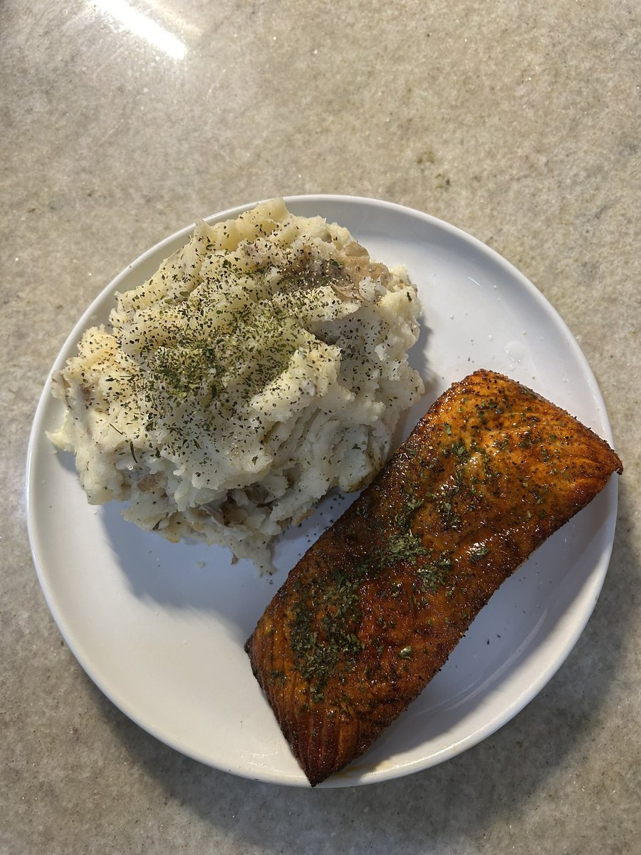 petalwinks's tweet photo. mashed potatoes with a side of salmon https://t.co/Rn8PjwU2Zi
