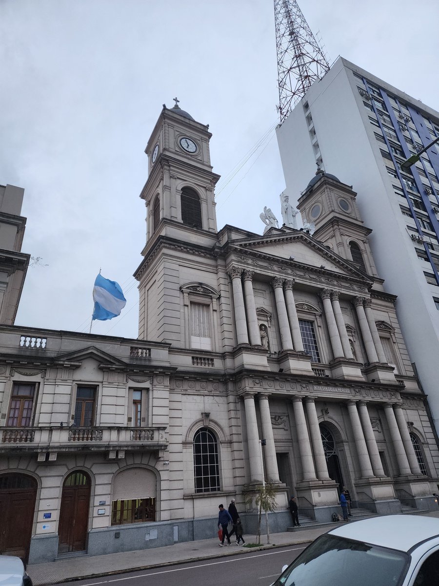 Thlaylirah91's tweet photo. Hubo en Bahia Blanca un hijo de puta que un día dijo "y si hago un edificio al lado de la Catedral?"

Y otro triple hijo de puta, sin dudas coimero, que dijo "te lo apruebo" https://t.co/Xwk9pSBomg
