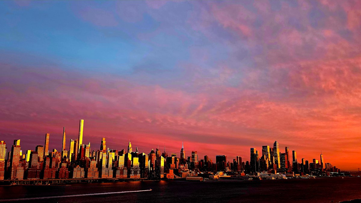 wtz's tweet photo. Colorful sunset over #Manhattan tonight as a Nor’easter approaches the Tri-State and New England regions - photo by https://t.co/QLibHkP4E4 
#noreaster #newyork #clouds #sunset https://t.co/aDjt7Dvhdb