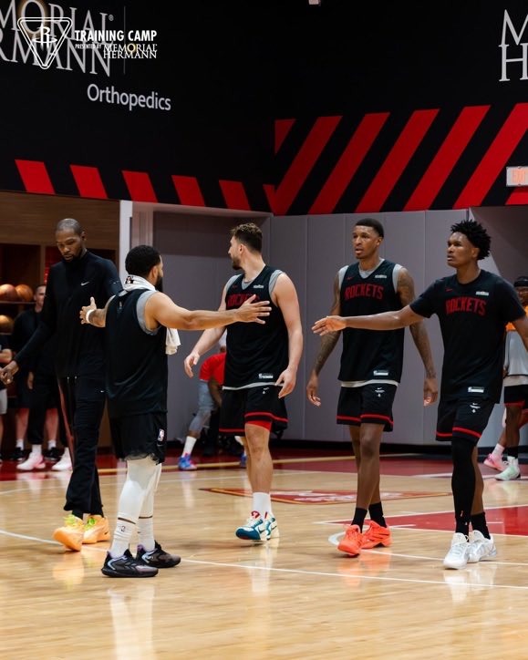 7SaintPablo's tweet photo. My starting 5 wow man https://t.co/qj66UyxVLu