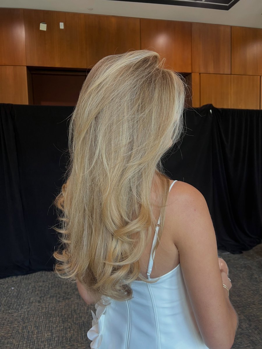 hannahyoungmpxv's tweet photo. Warning: This bouncy blowout may cause excessive hair flips, mirror selfies, and compliments everywhere you go. Book your appointment through the link in my bio or send me a DM. https://t.co/nawmkJAyZx