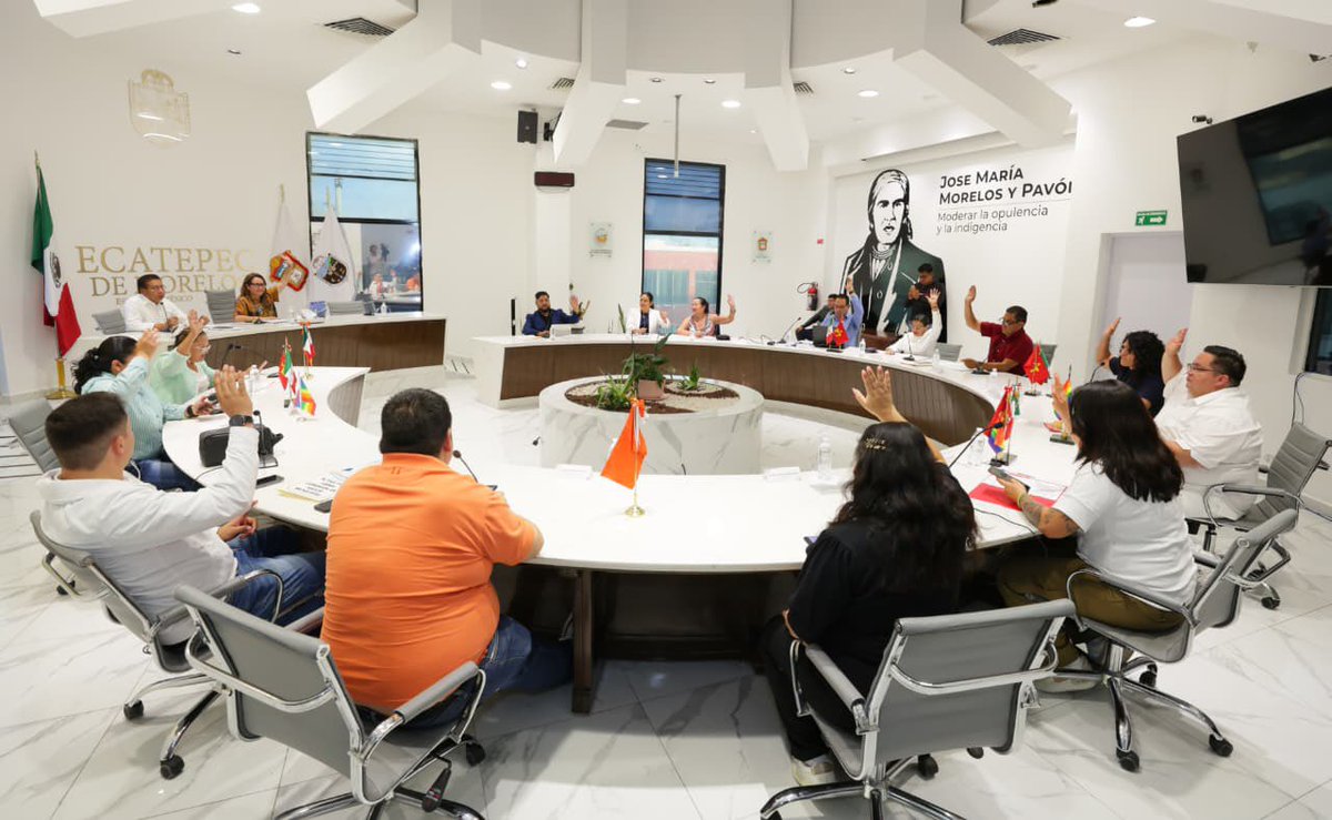 azucenacisneros's tweet photo. Buenas noticias para #Ecatepec, hoy en Sesión Extraordinaria de Cabildo aprobamos por unanimidad la designación de nuevos y nuevas Jueces Cívicos que se integran a los juzgados cívicos del municipio. Rindieron protesta y tienen el compromiso de trabajar con honestidad en favor del pueblo. Atrás quedó esa justicia cívica que abusaba de la gente. #CambioQueSeSiente