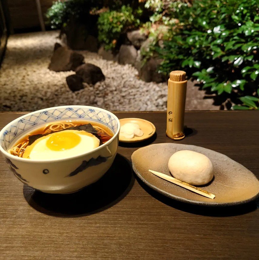 kandayabusoba's tweet photo. 中秋の名月に月見そばはいかがでしょうか♪

器に張った汁を夜空に見立て、玉子で朧月夜を表現しております。

やぶそばでお月見♪月見そばにそばまんじゅう♪

皆様のご来店お待ちしております🤗

#かんだやぶそば ⁡⁡⁡⁡⁡ https://t.co/PKwqO8tUNW