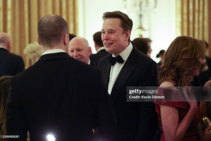 mrjohnjr_1's tweet photo. 🚨 AWESOME! Photos released of ELON MUSK at the White House State Dinner ahead of President Trump's attendance with Xi

Elon is even spotted with Deputy Chief of Staff Dan Scavino 👏🏻

You can tell he loves being back at the White House! 🇺🇸 https://t.co/2fKELuCSWi