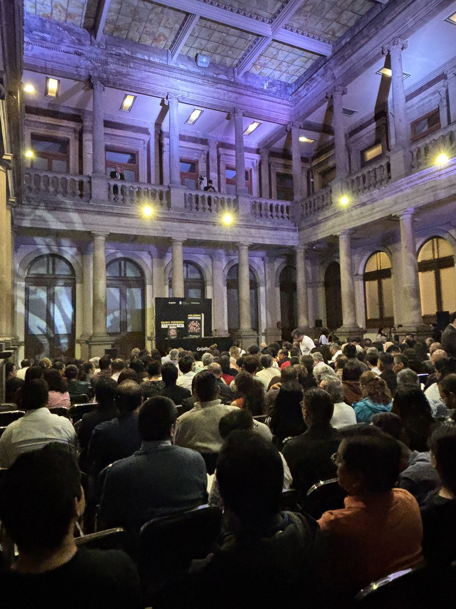 anabelhoficial's tweet photo. Estamos casi listos para iniciar la presentación de Narcocracia en el Club de Periodistas de México. 

#Narcocracia https://t.co/DyjXwyE6XV