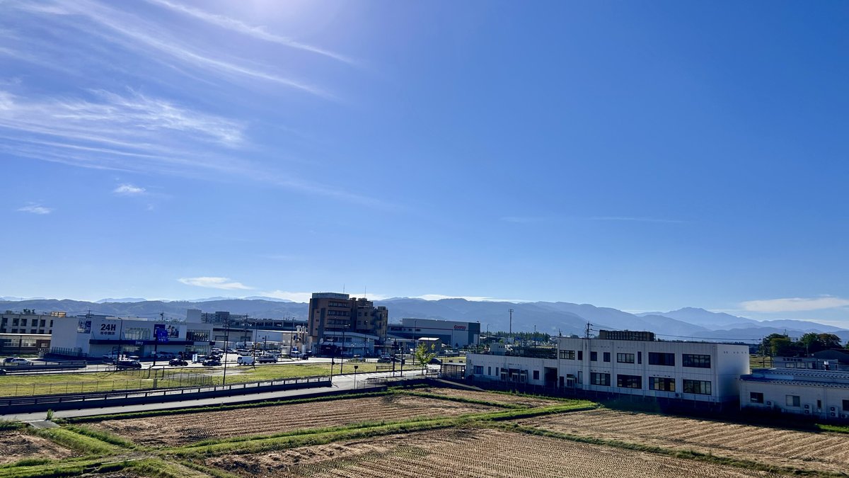 SungrOfficial's tweet photo. おはようございます☀️
今日は朝から晴れていますが比較的涼しいです。
来月になれば本格的に秋を感じられそうです🍂

#企業公式が朝の挨拶を言い合う https://t.co/OsFO4sMspS