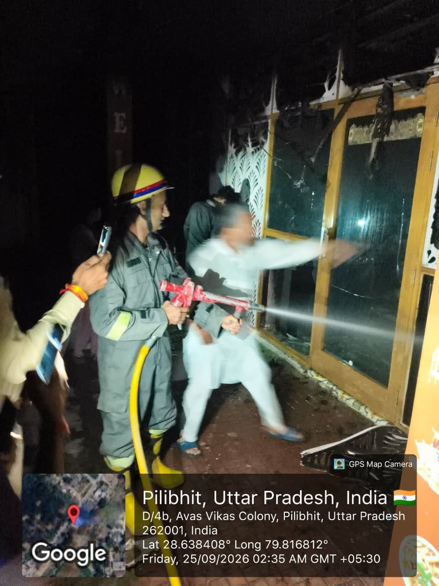 pilibhitfire's tweet photo. दिनांक -25.09.2026 को जनपद पीलीभीत, थाना कोतवाली आवास विकास कर्मचारी कॉलोनी में कैफ़े में आग लगी थी।श्रीमान #CFO पीलीभीत महोदय के निर्देशन में फायर सर्विस द्वारा कड़ी मेहनत एवं कुशलता से आग को पूर्ण रूप से बुझा दिया गया, कोई जनहानि नहीं हुई।
 @fireserviceup 
@Dmpilibhit https://t.co/uhMQUSu0gW