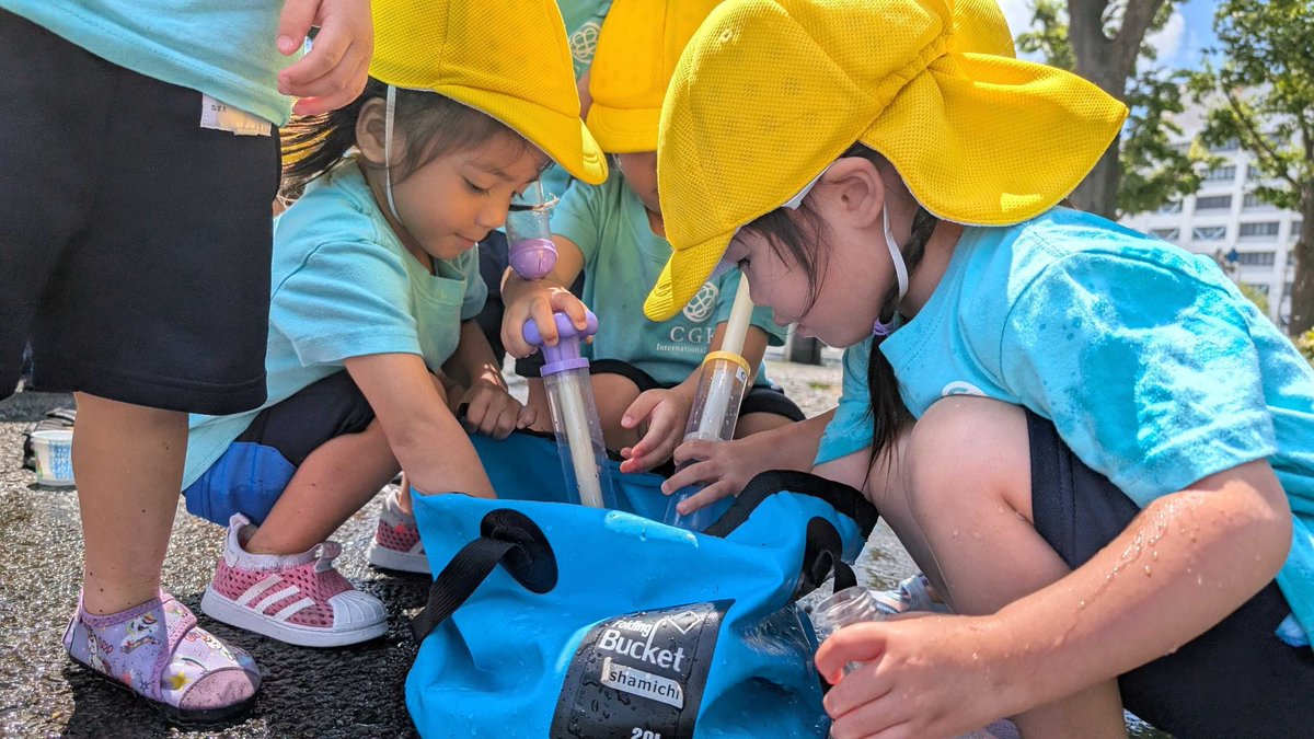 cgk_ja's tweet photo. 貸し借りがうまくいかない時にも、人と関わる学びがあります。

Oceanクラス(2歳児)が7月末に初めて楽しんだ水遊び。慎重に手や足へ水をかけるところから、スプレーや水鉄砲、おもちゃの浮く・沈むへと遊びが広がりました。

でも、人気の水鉄砲は数が限られています。使いたい気持ちを伝え、待ち、友だちに渡す姿の一方で、すぐに使えず悔しくなる場面もありました。

CGK Times 8月号の担任の振り返りには、その両方が記されています。人との関わりは、いつも滑らかに進むわけではありません。自分の気持ちを表し、友だちにも気持ちがあると知る経験を、日々重ねています。

水しぶきの楽しさだけでなく、そこで生まれた気持ちも、大切な学びの一部です。

CGK Times 8月号: https://t.co/9dMUWszA0f