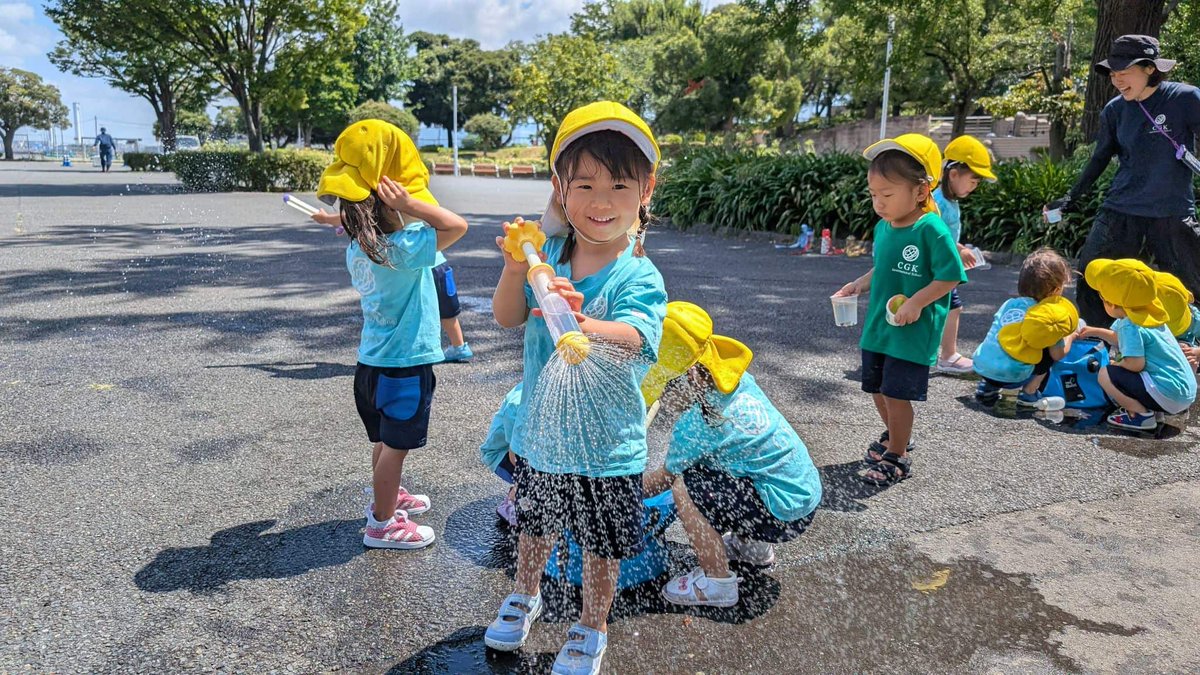 cgk_ja's tweet photo. 貸し借りがうまくいかない時にも、人と関わる学びがあります。

Oceanクラス(2歳児)が7月末に初めて楽しんだ水遊び。慎重に手や足へ水をかけるところから、スプレーや水鉄砲、おもちゃの浮く・沈むへと遊びが広がりました。

でも、人気の水鉄砲は数が限られています。使いたい気持ちを伝え、待ち、友だちに渡す姿の一方で、すぐに使えず悔しくなる場面もありました。

CGK Times 8月号の担任の振り返りには、その両方が記されています。人との関わりは、いつも滑らかに進むわけではありません。自分の気持ちを表し、友だちにも気持ちがあると知る経験を、日々重ねています。

水しぶきの楽しさだけでなく、そこで生まれた気持ちも、大切な学びの一部です。

CGK Times 8月号: https://t.co/9dMUWszA0f