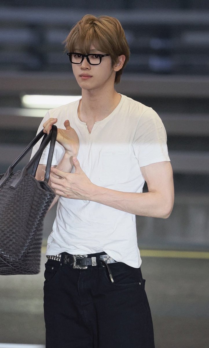 2alltheboysiluv's tweet photo. Bottega Veneta เป็นแบรนด์ที่เหมาะมากกับซองชานนะ มีความ effortless แต่มีลูกเล่น เสื้อผ้าเน้นดีเทลการใช้ material ให้น่าสนใจ การแต่งตัวของซองชาน หลังๆสนุกขึ้นจะเห็นได้ว่าใส่ jacket match กับ street item บ่อย คือเน้นความสนุกที่ถูก cover ด้วย basic item ทำให้ยังดู effortless อยู่ https://t.co/AR6INrQfaA