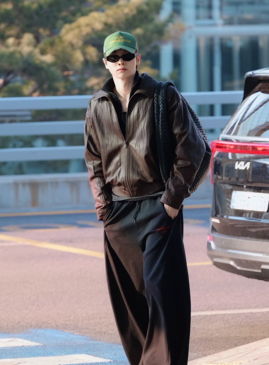 2alltheboysiluv's tweet photo. Bottega Veneta เป็นแบรนด์ที่เหมาะมากกับซองชานนะ มีความ effortless แต่มีลูกเล่น เสื้อผ้าเน้นดีเทลการใช้ material ให้น่าสนใจ การแต่งตัวของซองชาน หลังๆสนุกขึ้นจะเห็นได้ว่าใส่ jacket match กับ street item บ่อย คือเน้นความสนุกที่ถูก cover ด้วย basic item ทำให้ยังดู effortless อยู่ https://t.co/AR6INrQfaA