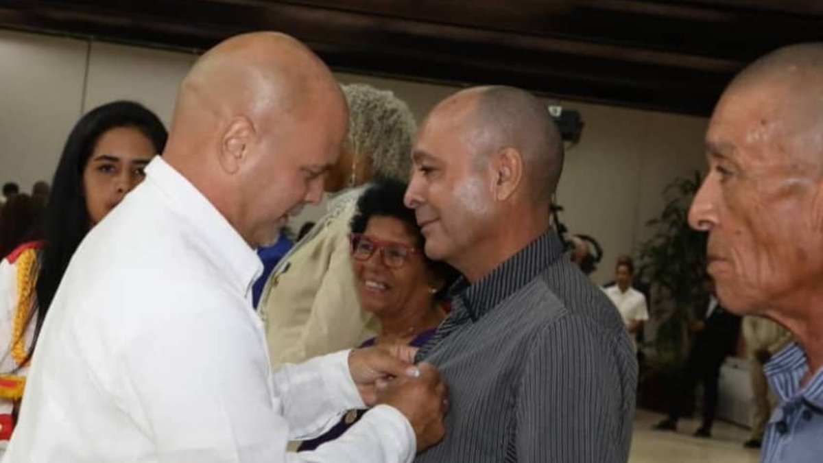 DrRobertoMOjeda's tweet photo. Participamos junto a @DiazCanelB en el acto de reconocimiento por el 66 aniversario de los @cdr_cuba, una organización que constituye garantía de la seguridad de la Revolución y la Patria. Muchas felicidades a quienes fueron homenajeados por su activa participación. #66AñosCDR https://t.co/w1UDfP4Ar0
