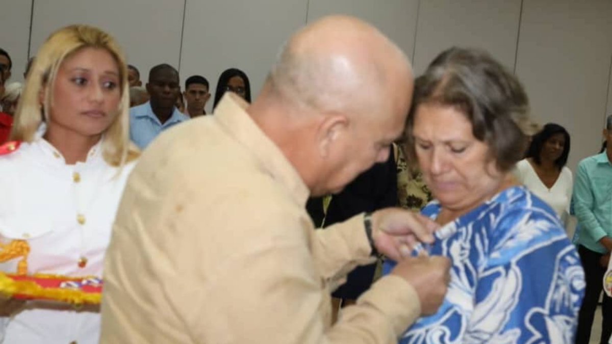 DrRobertoMOjeda's tweet photo. Participamos junto a @DiazCanelB en el acto de reconocimiento por el 66 aniversario de los @cdr_cuba, una organización que constituye garantía de la seguridad de la Revolución y la Patria. Muchas felicidades a quienes fueron homenajeados por su activa participación. #66AñosCDR https://t.co/w1UDfP4Ar0