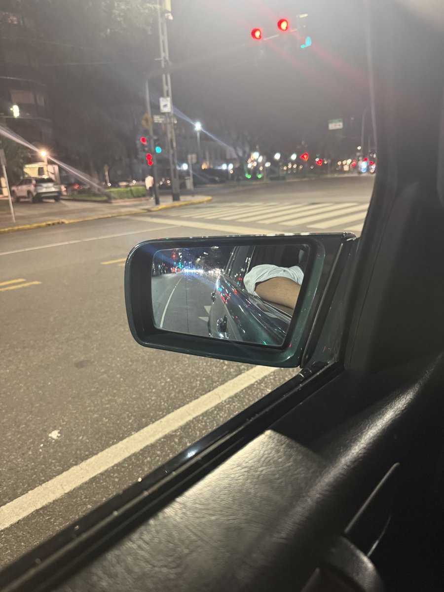 mbsfauer's tweet photo. Libertador de noche con 20 °C y justo tiran una de Sade en la radio.

Automáticamente yo: https://t.co/QOCmKe1lZo