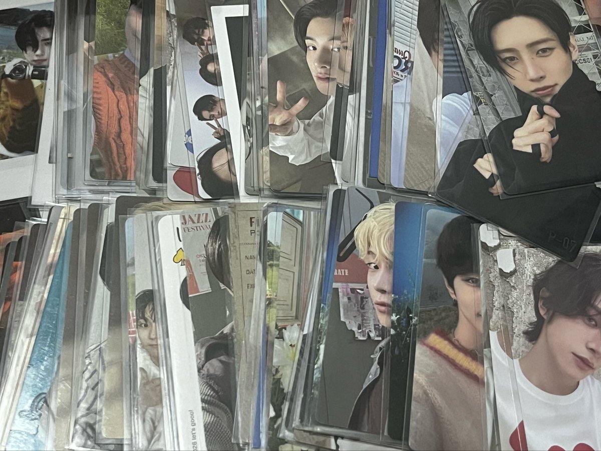 mhyxxxx_'s tweet photo. will also give all of this need ko talaga mag bawas ng merch sa bahay 🥲 

will give randomly 
1:1 
per pack = 3 to 5 pc 

note: diko na po babaguhin ung mga sleeves 🥹😭 https://t.co/xlcvocu0nf