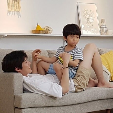 bbo_0518's tweet photo. 추석을 맞아🌕
아마 초면일 사진 (아닐수도있음)
아기랑 놀아주는 김윤식 이거 좋네요😊
아역 배우분 어머니 인스타에서 찾았는데
중요한 건 도대체 뭘 찍었던 건지 모름 이슈
2019년에 찍은 건데..... 뭐였을까? 나는 못찾음ㅠㅠ
여튼 아기랑 노는 도건윤식 귀엽습니다 https://t.co/tkLAjNwPTI