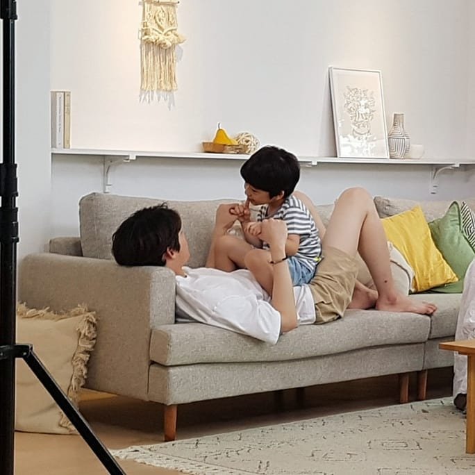 bbo_0518's tweet photo. 추석을 맞아🌕
아마 초면일 사진 (아닐수도있음)
아기랑 놀아주는 김윤식 이거 좋네요😊
아역 배우분 어머니 인스타에서 찾았는데
중요한 건 도대체 뭘 찍었던 건지 모름 이슈
2019년에 찍은 건데..... 뭐였을까? 나는 못찾음ㅠㅠ
여튼 아기랑 노는 도건윤식 귀엽습니다 https://t.co/tkLAjNwPTI
