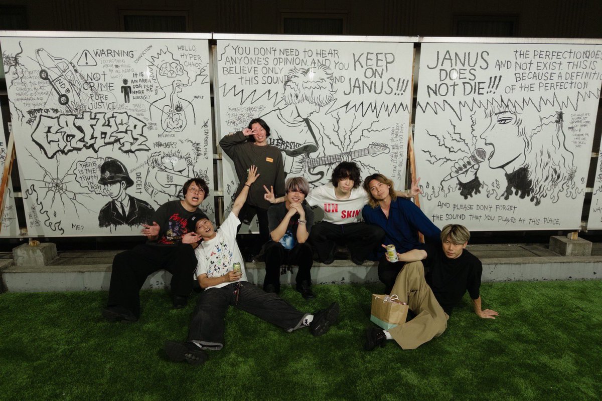 tanakawakame's tweet photo. 昨日のセトリ。
意味を持ってしまった曲たち。
飲み過ぎた。
cinemaのせいだ。
写真は打上げのビフォーアフター。

LEGO狩りwith cinema staff 
https://t.co/96xvJH1YXJ

#LEGOBIGMORL  
#cinemastaff https://t.co/jTrLGYrlt5