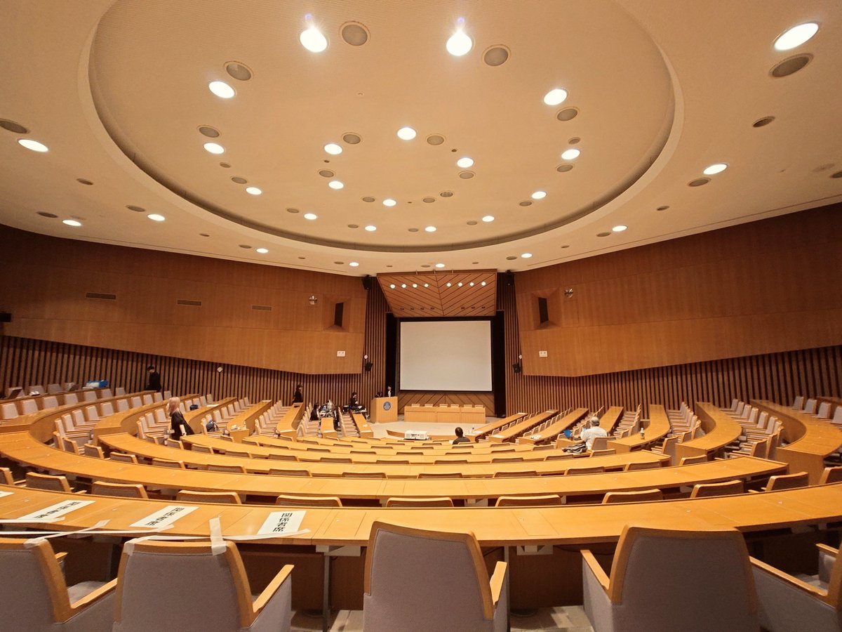 toshi_hrkw's tweet photo. ２０２６年９月２４日(木)

乃木坂４６の乃木坂であろう千代田線の乃木坂へ行って来ました😵‍💫 その２

そこは大江戸線の青山一丁目や六本木あるいは赤羽橋からもそう遠くない場所ですが歩いてすぐの駅は乃木坂駅だったんです🙃
ほ〜り〜は京王線沿いなので明大前で井の頭線を経て下北沢から小田急線の千代田線直通で行きました🙂

日本学術会議講堂に訪問し聴講して参りました🙄

日本学術会議 公開シンポジウム
更なる劇的進化を続ける
生成ＡＩの現状
を理解しよう

が開催されていたからです❗🙌

#日本学術会議 #公開シンポジウム #更なる劇的進化を続ける生成ＡＩの現状を理解しよう #生成ＡＩ #乃木坂