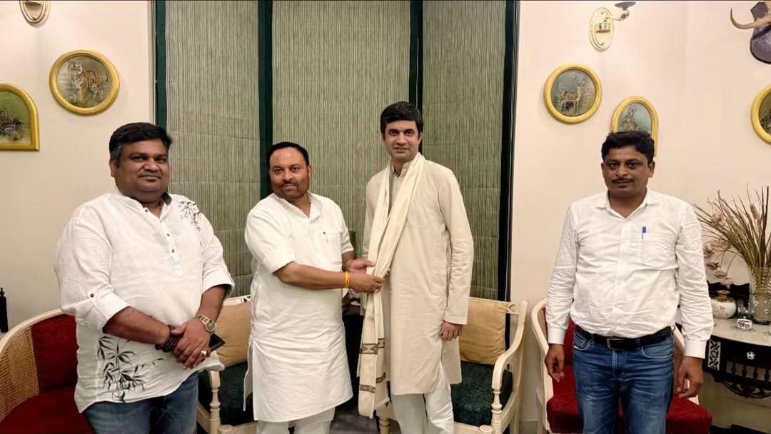 rohitagarwal850's tweet photo. राष्ट्रीय लोकदल के प्रदेश अध्यक्ष श्री ऐश्वर्या राज सिंह जी के आवास पर उत्तर प्रदेश सरकार के कैबिनेट मंत्री श्री अनिल कुमार जी के साथ पहुँचकर शिष्टाचार भेंट की। https://t.co/gUFq3dckga