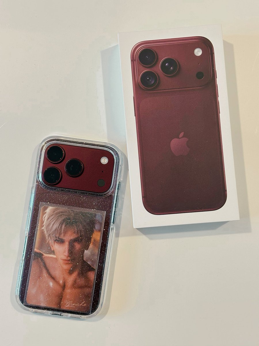 darlingdatura's tweet photo. guys. GUYSSSS HE’S HEREEEEE MY SYLUS IPHONE IS OFFICIALLY IN MY HANDS WE CHEERED!!!!! got a transparent case for now to show off the gorgeous red and can’t forget a pretty photo of the husband too 🤭🤭 https://t.co/yC3uVWvMhA