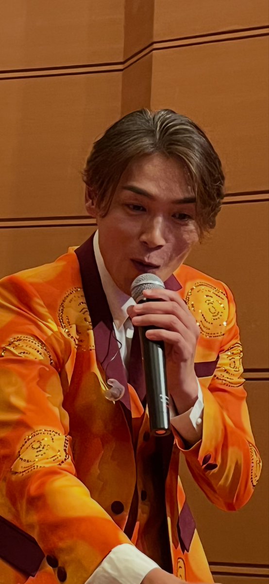 horirin620's tweet photo. 昨日は優しい方がチケットをお譲りしてくれたおかげで北トピア純烈ツアーへ❣️❤️💚💜
昼も夜もお隣りの席の方が良い方で楽しさ倍増でおもいきり盛り上がれました❣️✌️😊💕
相変わらずMCに笑い転げ笑いじわが増え推し様❤️の歌声笑顔に顔がとろけました🤭💕
昼夜ハイタッチ当たる奇跡も✨
幸せすぎました💖 https://t.co/ueUFqQtWf8