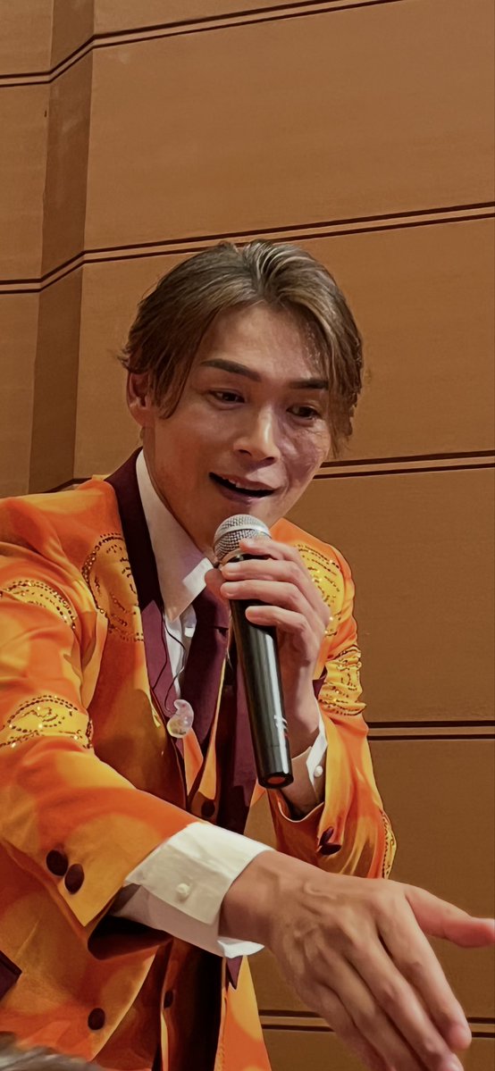 horirin620's tweet photo. 昨日は優しい方がチケットをお譲りしてくれたおかげで北トピア純烈ツアーへ❣️❤️💚💜
昼も夜もお隣りの席の方が良い方で楽しさ倍増でおもいきり盛り上がれました❣️✌️😊💕
相変わらずMCに笑い転げ笑いじわが増え推し様❤️の歌声笑顔に顔がとろけました🤭💕
昼夜ハイタッチ当たる奇跡も✨
幸せすぎました💖 https://t.co/ueUFqQtWf8