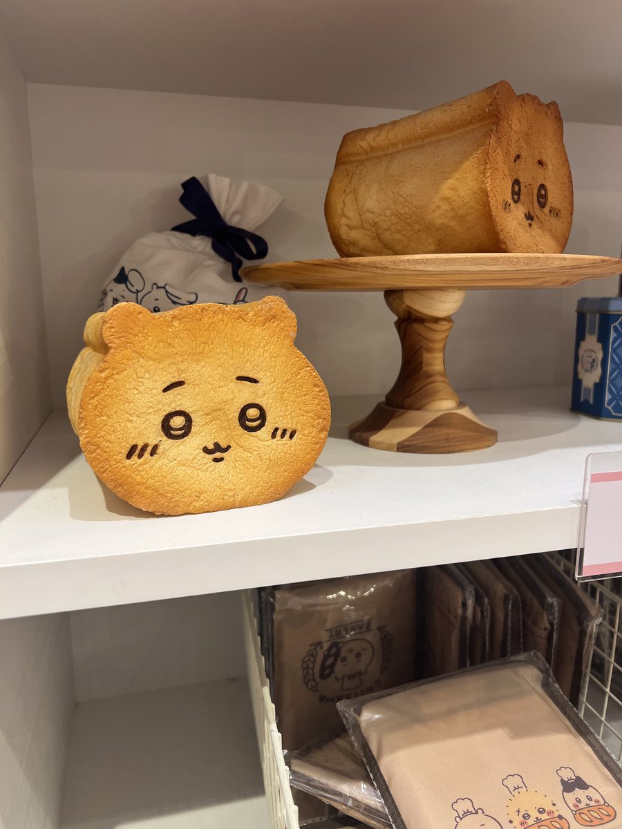 _kuroe__'s tweet photo. ちいかわベーカリー行ってきた
うさぎ売り切れてて泣き https://t.co/DaIMv2c696