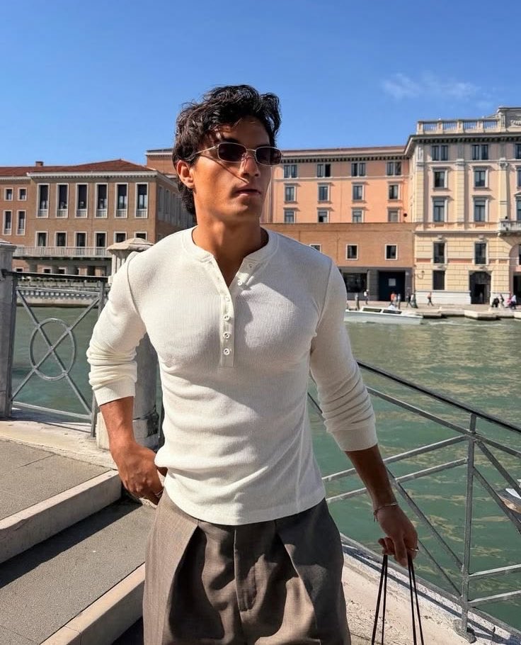 alecttrona's tweet photo. Abercrombie is on a generational run at the moment. Waffle henleys. Stunning. Simple way to add a bit of texture. Love. https://t.co/RKUHP32UO7 https://t.co/ygyHFM1tbY