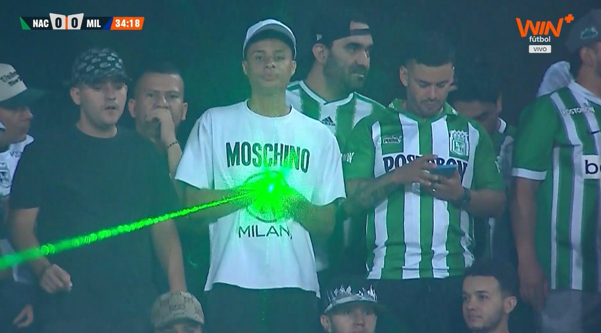 futbismo's tweet photo. JAKSKWKWS como lo va a sapear el camarógrafo de Win al del láser 😭. https://t.co/9mCRtOwhva