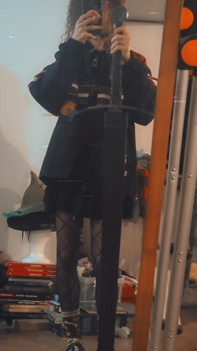 rockerunicorn17's tweet photo. *gets a big sword* :3 https://t.co/A5yaAsqZA2