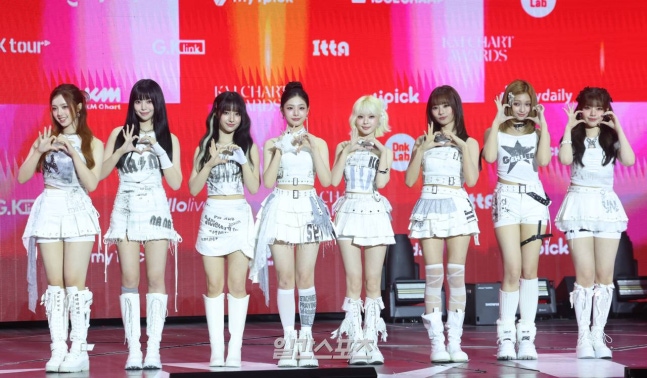 fnfent_official's tweet photo. [📰] “풍성하고 따뜻한 한가위 보내세요” 유니스→아홉 추석 인사 [IS한가위]

🔗 https://t.co/UVmmAGVMV4

#유니스 #UNIS
#아홉 #AHOF https://t.co/CGZf09f1Ku