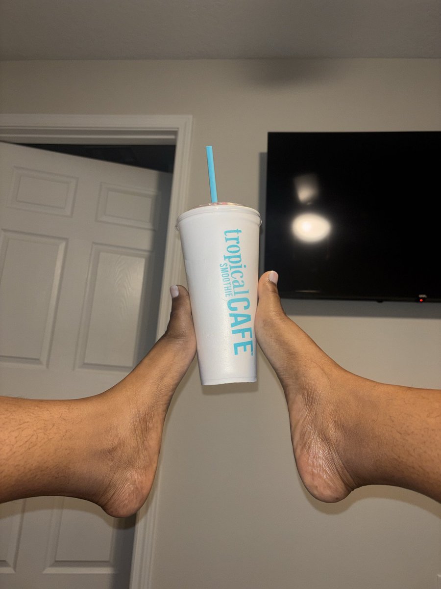 Pretty_IP21's tweet photo. Who needs hands when you have pretty feet? 😏🥤🦶🏽

My smoothie is handled… are you? 💸💅🏽

#Feet #FeetPics #FootFetish #FeetLovers #SoleLovers #FootModel #FeetContent #SpoilMe https://t.co/CPmOmokBiW