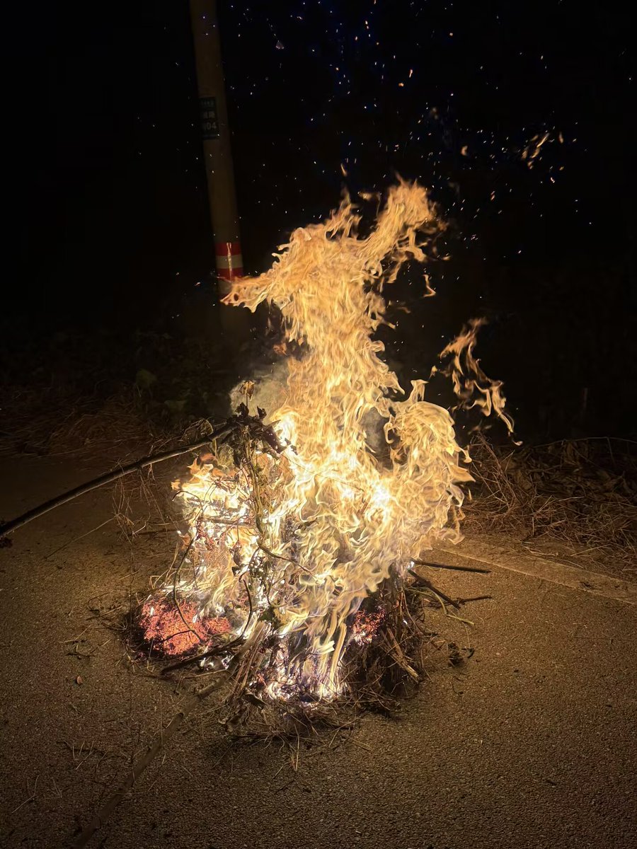 VooQQkAlXJKzFio's tweet photo. "Tonight I moxa my clothes, regret burning the edge, hung them to曝 dry in the night breeze" https://t.co/cQFNqfNUE3