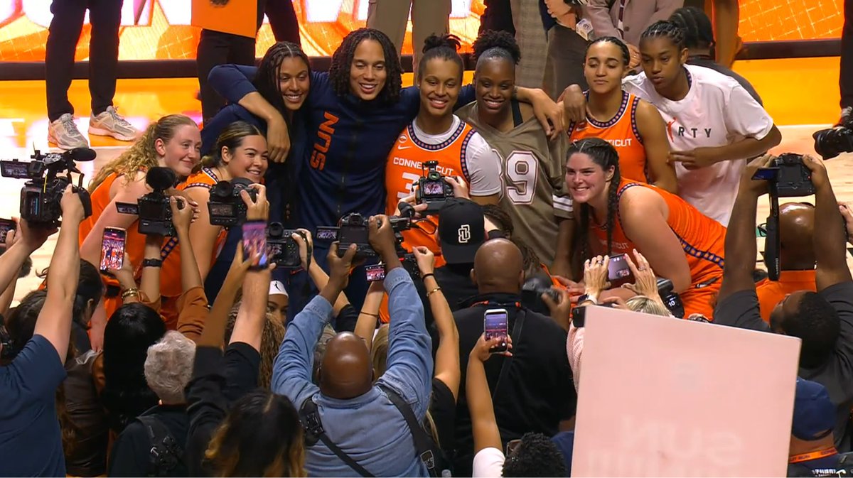 WomensHoops_USA's tweet photo. 🥹 https://t.co/CrtKcP69qG