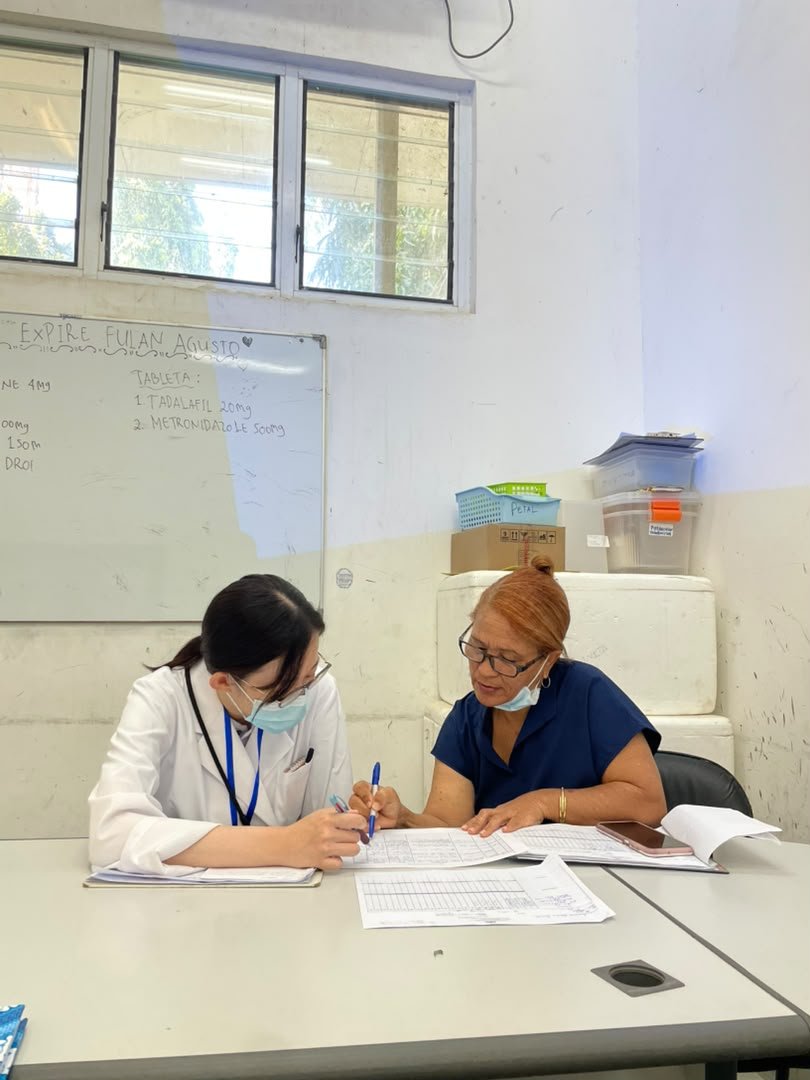 cubacooperatlhn's tweet photo. La Lic. en Farmacia Lilian Almenares desarrolla acciones de farmacovigilancia, contribuyendo a la detección, evaluación y prevención de posibles reacciones adversas y otros problemas relacionados con el uso de medicamentos. #BMCTL #HNGV https://t.co/VOxpEyS1CC
