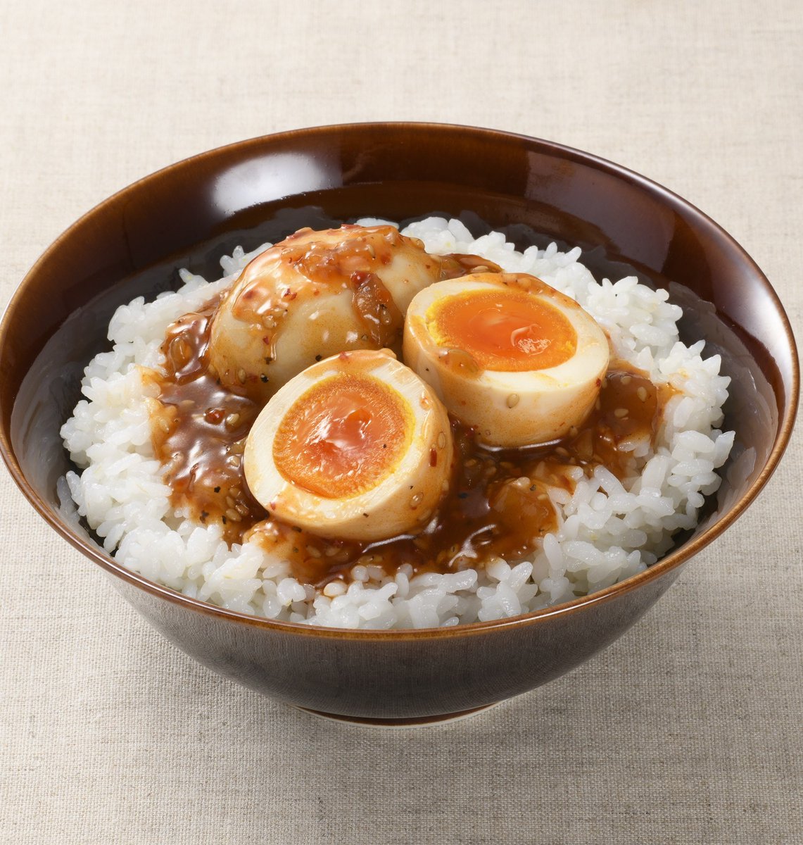 kewpie_official's tweet photo. 突然ですがこの商品、ご存じですか？
この度、お客様のご要望にお応えして、黄身がとろっと半熟になってリニューアルしました✨
袋から出すだけで食べられるので、疲れた日の夜食やおつまみにぴったり！冷蔵庫のストックにも◎
#キユーピーのたまご https://t.co/tdM0vO2fd7