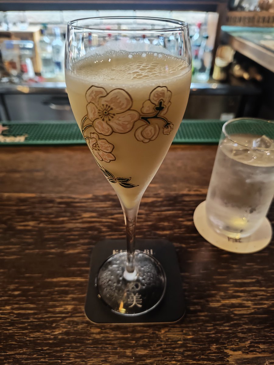 chipotokage's tweet photo. 9/24(木曜日)
今週は木曜に出勤したらもう翌日はお休みで天国💖(ま、土曜日は地獄の1日だけど)
最初のカクテルはミルキーで旨い。会計合わせで〆に雪国。
連れが常連さんからいただいたニコラシカも。
#カクテル https://t.co/JERi90vnK8
