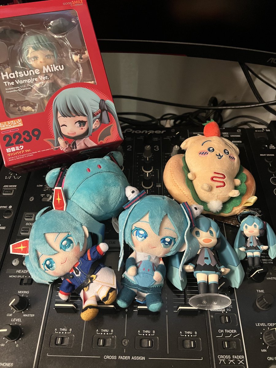 _kuroe__'s tweet photo. どうでもいいですが、、、
ちいかわのうさぎ、初音ミクのヴァンパイアねんどろ、ガンダムコラボのミクさんなどをお迎えしてみた。初音ミクのねんどろ深すぎて沼りそう。。 https://t.co/Sq2E8x09hm