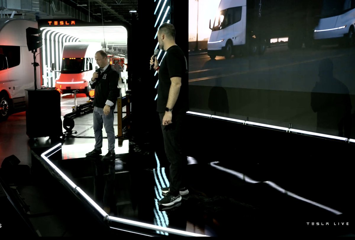 SawyerMerritt's tweet photo. Lars says the Tesla Semi can go over 600 miles on a single charge at half weight, or 500 miles at full 82k gross combination weight. https://t.co/mbuEfUwAsM