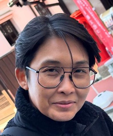 hubgirlslove's tweet photo. 💔 A diretora de #MoonshadowSeries, Fon Kanittha Kwanyoo, se pronunciou nas redes após receber uma onda de ataques de fãs insatisfeitos com o GL.  

"Parem com essa caça às bruxas… O amor é muito poderoso. Sim, precisamos de amor e devemos nos esforçar para amar a nós mesmos o suficiente…

Para aqueles que me enviaram mensagens diretamente, eu reconheço tudo. Não há necessidade de questionar isso.

Mas, para realizar um trabalho, é preciso muita energia de pessoas que amam o que fazem.

Se vocês não gostam de mim, podem me insultar. Insultem o quanto quiserem.

Mas vocês não têm o direito de insultar as pessoas que trabalham comigo, como a mãe da Chan fez com a Key. E não há dúvida de que eu entendo o que está acontecendo.

Podem continuar me insultando. Mesmo que não me marquem, eu vou acabar vendo. Mas vocês não deveriam participar de uma caça às bruxas. Vocês não gostariam que alguém tratasse vocês dessa maneira, então não deveriam tratar ninguém assim."