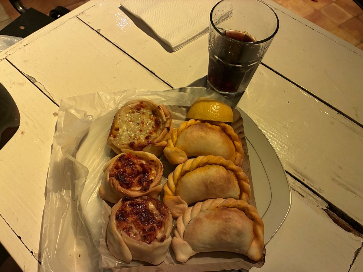 luupstein's tweet photo. Qué lindo después de un largo día comer una rica empanada tucumana con coca y después sentarse a cenar con una bebida fría. https://t.co/KLQNKTfe5S