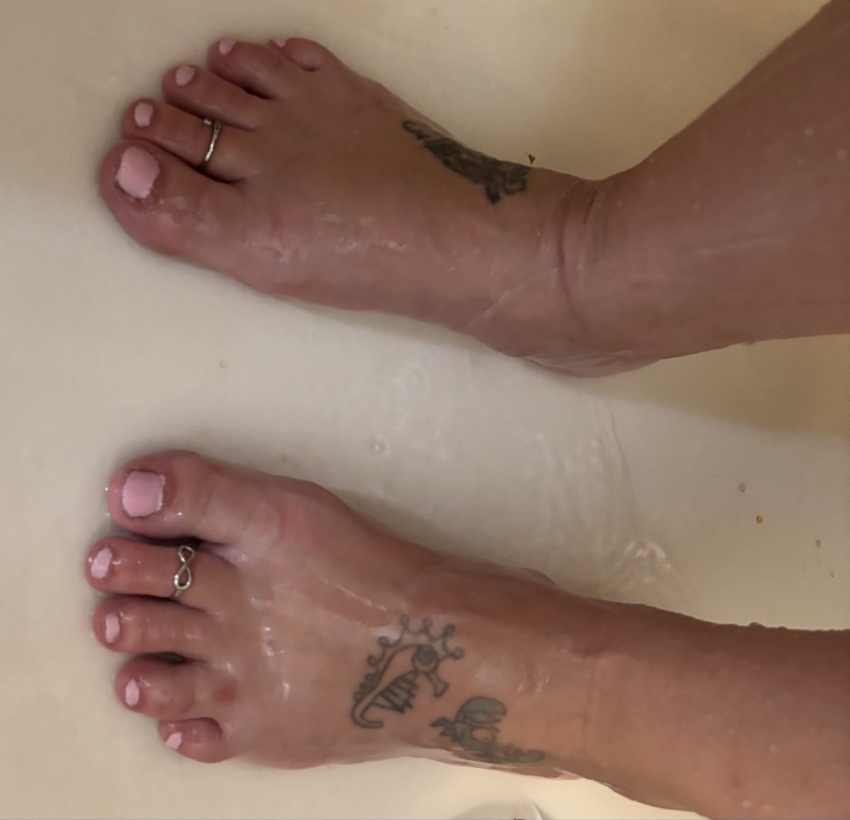 sexytymesoles's tweet photo. I couldn’t decide if I wanted to keep them dirty or 🚿 . Which do you like more clean or dirty?
#dirtyfeet #cleanfeet #footfetısh #barefoot #toes https://t.co/aY1bUqGOBZ
