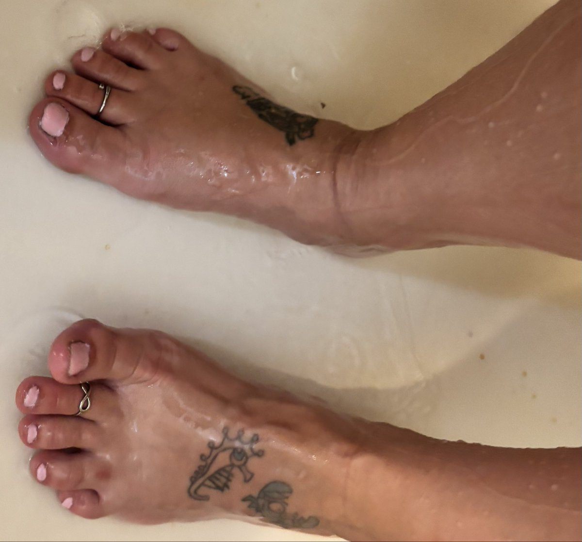 sexytymesoles's tweet photo. I couldn’t decide if I wanted to keep them dirty or 🚿 . Which do you like more clean or dirty?
#dirtyfeet #cleanfeet #footfetısh #barefoot #toes https://t.co/aY1bUqGOBZ