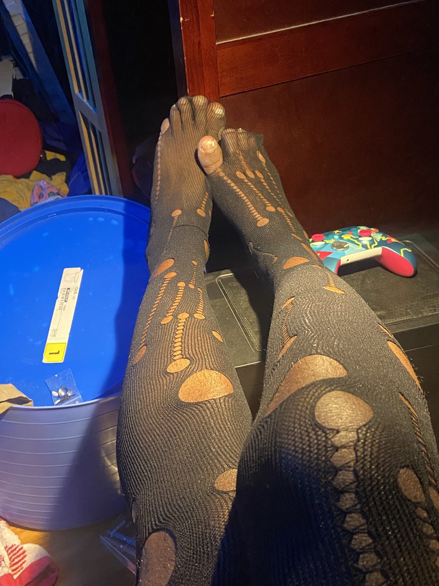 ablackfem's tweet photo. Yaaaasssss #femboy #fishnets https://t.co/aZc2rZTlF4