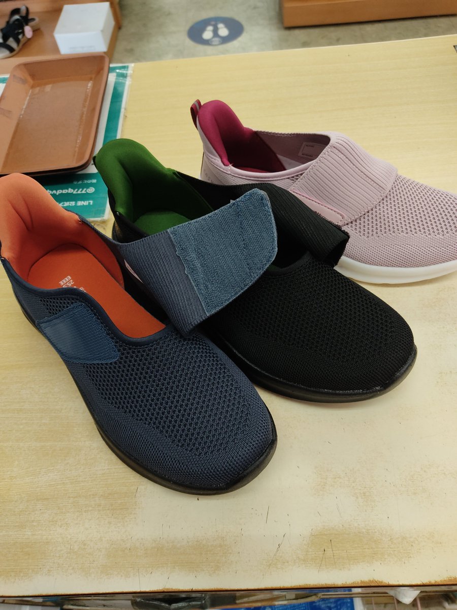ShoesHidaka's tweet photo. 皆様、おはようございまシューーズ👟です✨️
【緊急入荷】です！
某Sだと足の力がないと入れにくいという意見が多かったので、メーカーさんに提案したものが完成しました！
マジックで調整できる画期的なスリップインシューズです！
男女ともにあります🥰
本日も沢山のご来店お待ちしております🙇 https://t.co/xPAqy1PKqt